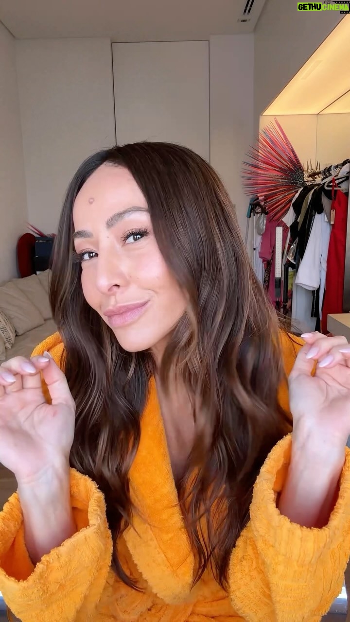 Sabrina Sato Instagram - Aquela make básica para ir na padaria! 💄 Pra quem diz que sempre ando com um maquiador, essa fui eu quem fiz. hehehe Sempre lembrando que primeiro hidratamos e protegemos a pele, para depois começar a make. Meu protetor é Neostrata Minesol Oil Control, que deixa a pele com uma textura ótima e seca bem rapidinho. Na boca, eu usei o Lip Balm Tutti-Frutti e por cima o Lip Glitter Chiclete da minha linha com a Hello Kitty. A boca fica bem rosinha e com brilho! 🩷 Aprovada?