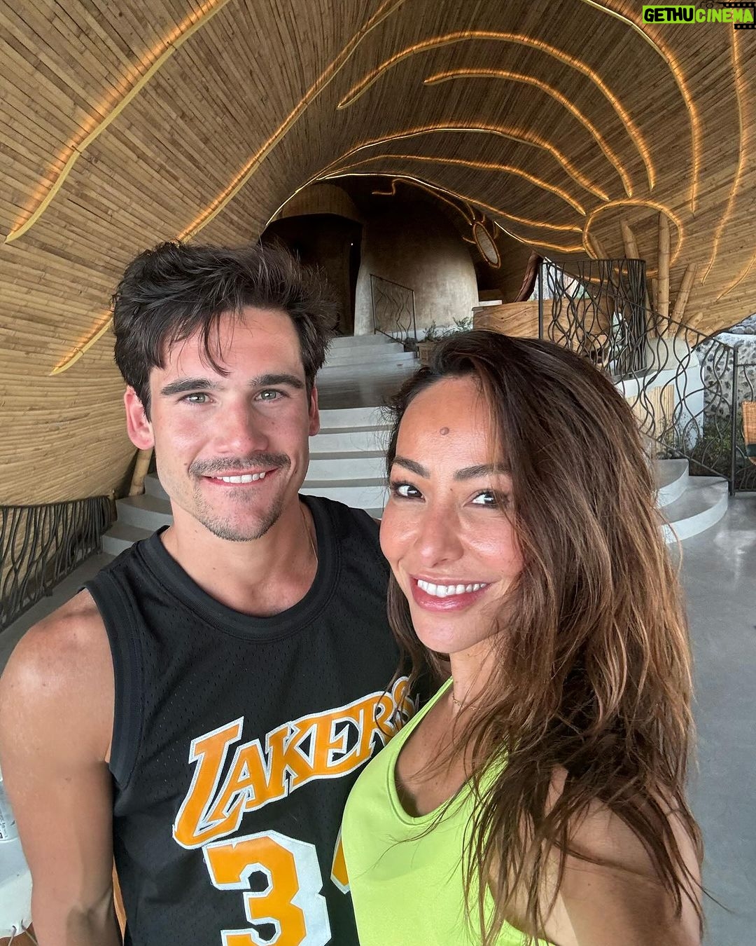 Sabrina Sato - 1.1 Million Likes - As 5:43h da manhã e a gente já ouvia e desejava Pura Vida.
Pura vida na Costa Rica é ter a consciência que a vida é o que fazemos dela, além de apreciar as coisas mais simples, com felicidade e otimismo. Obrigada Nicolas meu ❤️.