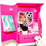 Sabrina Sato Instagram - Sempre fui apaixonada pela Hello Kitty, mas nunca imaginei que um dia seríamos uma só! 🩷 A Hello Kitty ganhou a minha pintinha numa co-branding inédita, que nasce com a linha de lip glitters e lip balms mais fofa e cheirosa que vc já viu (e sentiu)! Os lip balms tem formato de macarons e o cheirinho de cada versão: melancia, baunilha, tutti-frutti e uva. Os lip glitters de Hortelã, Suspiro, Chiclete e Algodão Doce dão brilho na medida, cada um com uma cor diferente. Agora eu quero saber qual “sabor” você quer testar primeiro? Toda linha já está disponíveis no link na minha bio. Lembrando que todos os produtos são veganos e não são testados em animais. @hellokittybrasil @ciabeautyoficial 💕