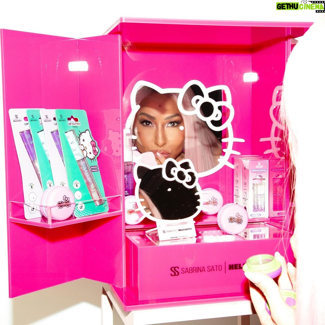 Sabrina Sato Instagram - Sempre fui apaixonada pela Hello Kitty, mas nunca imaginei que um dia seríamos uma só! 🩷 A Hello Kitty ganhou a minha pintinha numa co-branding inédita, que nasce com a linha de lip glitters e lip balms mais fofa e cheirosa que vc já viu (e sentiu)! Os lip balms tem formato de macarons e o cheirinho de cada versão: melancia, baunilha, tutti-frutti e uva. Os lip glitters de Hortelã, Suspiro, Chiclete e Algodão Doce dão brilho na medida, cada um com uma cor diferente. Agora eu quero saber qual “sabor” você quer testar primeiro? Toda linha já está disponíveis no link na minha bio. Lembrando que todos os produtos são veganos e não são testados em animais. @hellokittybrasil @ciabeautyoficial 💕