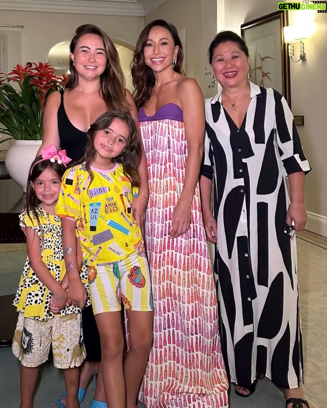 Sabrina Sato Instagram - São tantas as mulheres da minha vida, que admiro, aprendo, me orgulho, me ensinam, me salvam, nos apoiamos todos os dias! Minhas maravilhosas que me moldaram e me trouxeram ate aqui @kikasatorahal @sabrinasato Manu e Zozo, representando a minha relação de troca com elas e com todas as minhas amadas Moniques, Jus, Days, Kellys, Janes, Maris, Gabis, Fers, Mirellas, Deboras, Ninas, Frans, Carols, Tatis, Renatas, Suelys, Denises, Lus, Bias, Gis, Anas, Marias, Camilas, Flavias, Sandras, Dudas, Fabis, Tacis, Jades, Monicas e tantas mais maravilhosas que não cabem aqui. ❤️ Obrigada a todas vcs! Parabéns a todas as mulheres! Sabemos que nos viramos em mil e que conseguimos! Ter umas as outras, nos permite dividir, unir e nos fortalecer juntas! Feliz dia Internacional da Mulher! Viva todas! ❤️