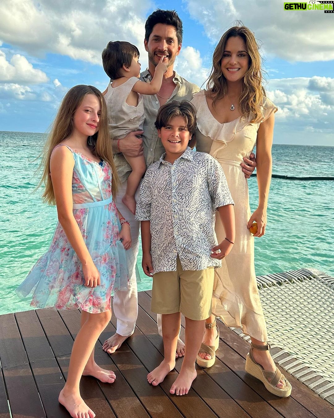 Sabrina Seara Instagram - Que placer ser parte de este gran proyecto🎬🎥 @elamornotienerecetaof Gracias @juanosorio.oficial por la invitación a tu gran equipo, me han hecho sentir tan cómoda y feliz rodeada de gente talentosa, un equipo de producción tan cálido y maravilloso. Gracias por tu magia @ericmorales Todo el éxito del mundo #elamornotienereceta #berenice #sabrinaseara