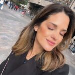 Sabrina Seara Instagram - El 2024 llega con un proyecto 🎬 que me tiene muy emocionada y con el un cambio look ! Y así reaccionaron en casa 🫣 ✨ Confiar en la magia de los nuevos comienzos ✨