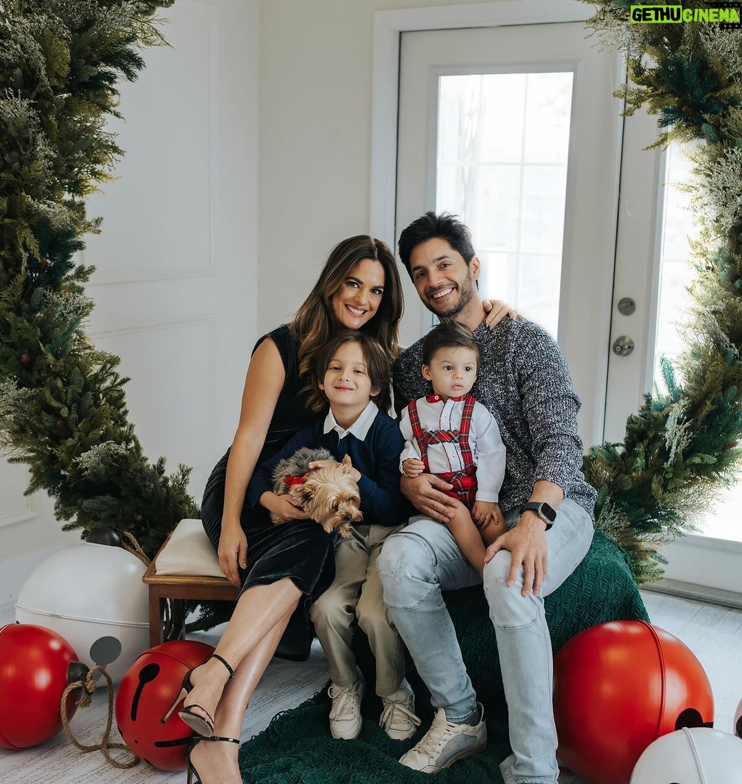Sabrina Seara Instagram - Agradecida por ellos , mis hombres … la familia que siempre soñé ❤️ La última foto 🤤… Y tú por que estás agradecido? 🍁🦃🍴 @natasharceu_photography #noseaslocachica #thanksgiving #familyphotography