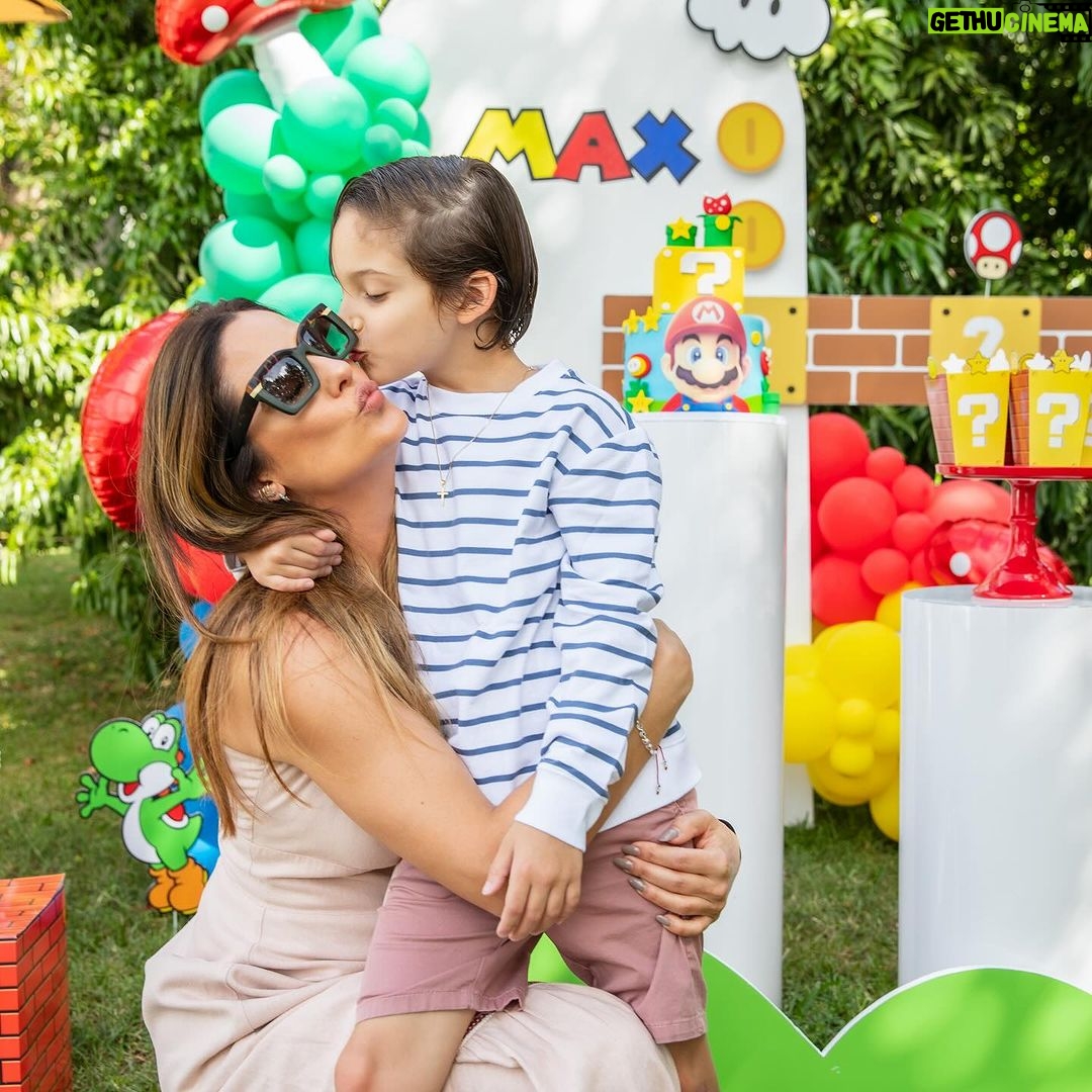 Sabrina Seara Instagram - Cuál es tu favorita? Maxis Birthday 🎮🍕🧱🍄 Foto 1 con mis Príncipes Foto 2 Alex buscando los tequeños de @antanasbites Foto 3 Maxi con su obra maestra @ft.colour Foto 4 Maxi feliz con su decoración Mario @freshmindsevents y cake @rumisweets Foto 5 Warrior Foto 6 Maxi con modelando con su primo Lukas en @oh_playful Foto 7 Maxi y sus niñas favoritas Foto 8 Mamá intensa gritando dale duro 🪅 Foto 9 Maxi & Kiki ❤️ Foto 10 ese beso pago el cumpleaños 😜 Gracias por las fotos @irenetorresphotography