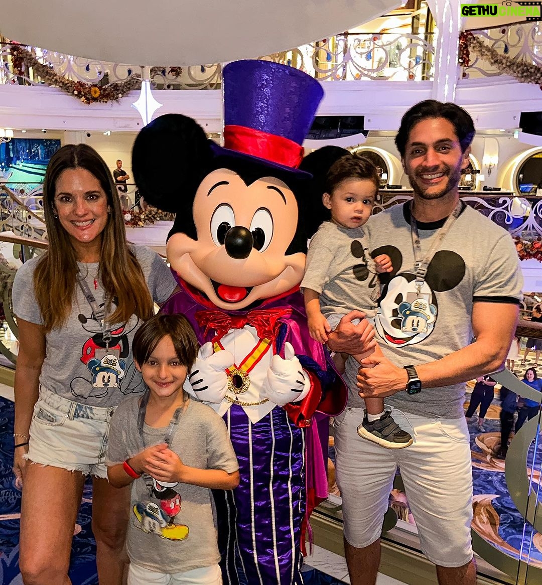 Sabrina Seara Instagram - Alguna diferencia entre la primera foto foto y la última? Hace 2 años exactamente #Alex fue creado en un Disney Cruise 🚢 Foto #1 2023 Disney wish Foto #4 2021 Disney Dream #disneywishcruise #noseaslocachica #disneycruise