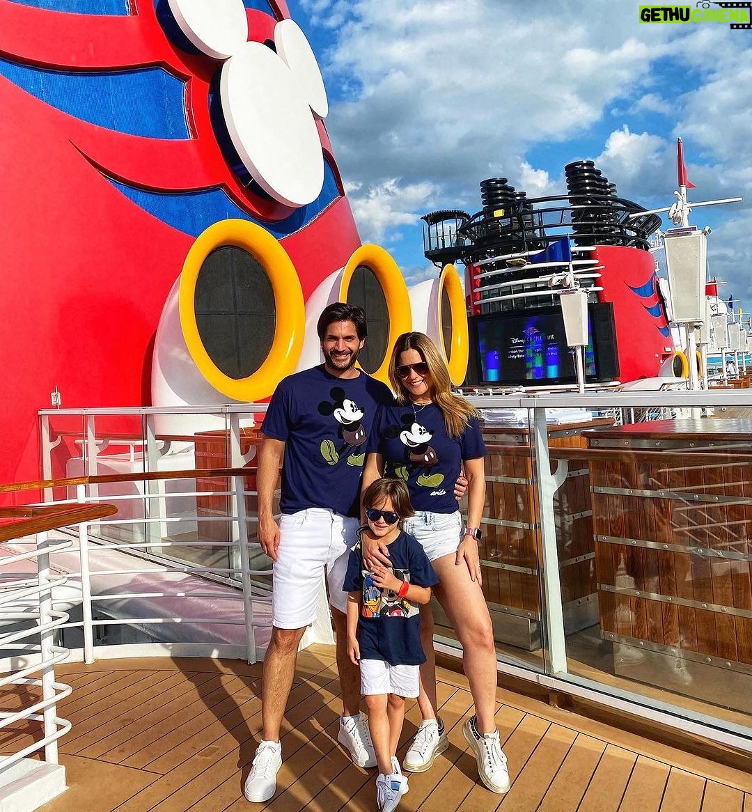 Sabrina Seara Instagram - Alguna diferencia entre la primera foto foto y la última? Hace 2 años exactamente #Alex fue creado en un Disney Cruise 🚢 Foto #1 2023 Disney wish Foto #4 2021 Disney Dream #disneywishcruise #noseaslocachica #disneycruise