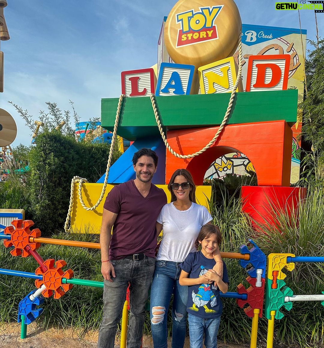 Sabrina Seara Instagram - Celebrando la vida y el pr贸ximo cumplea帽os de Maxi 馃殌鈾ワ笍馃槏 #disney #familia Disney World - Epcot Center