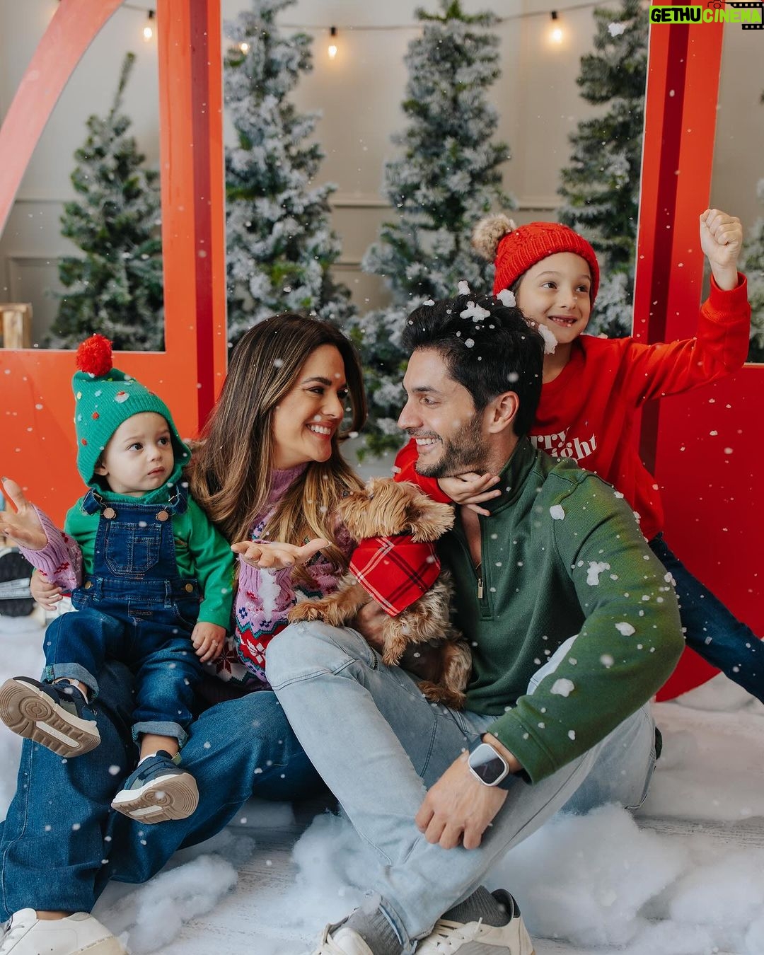 Sabrina Seara Instagram - Feliz Navidad Familia virtual les desea los Elbittar-Seara La Navidad es magia escondida en sonrisas , en recuerdos , que el brillo de la navidad ilumine sus vidas, les llene de Amor , ilusión y felicidad . Los quiero más que el pan de jamón 🤪