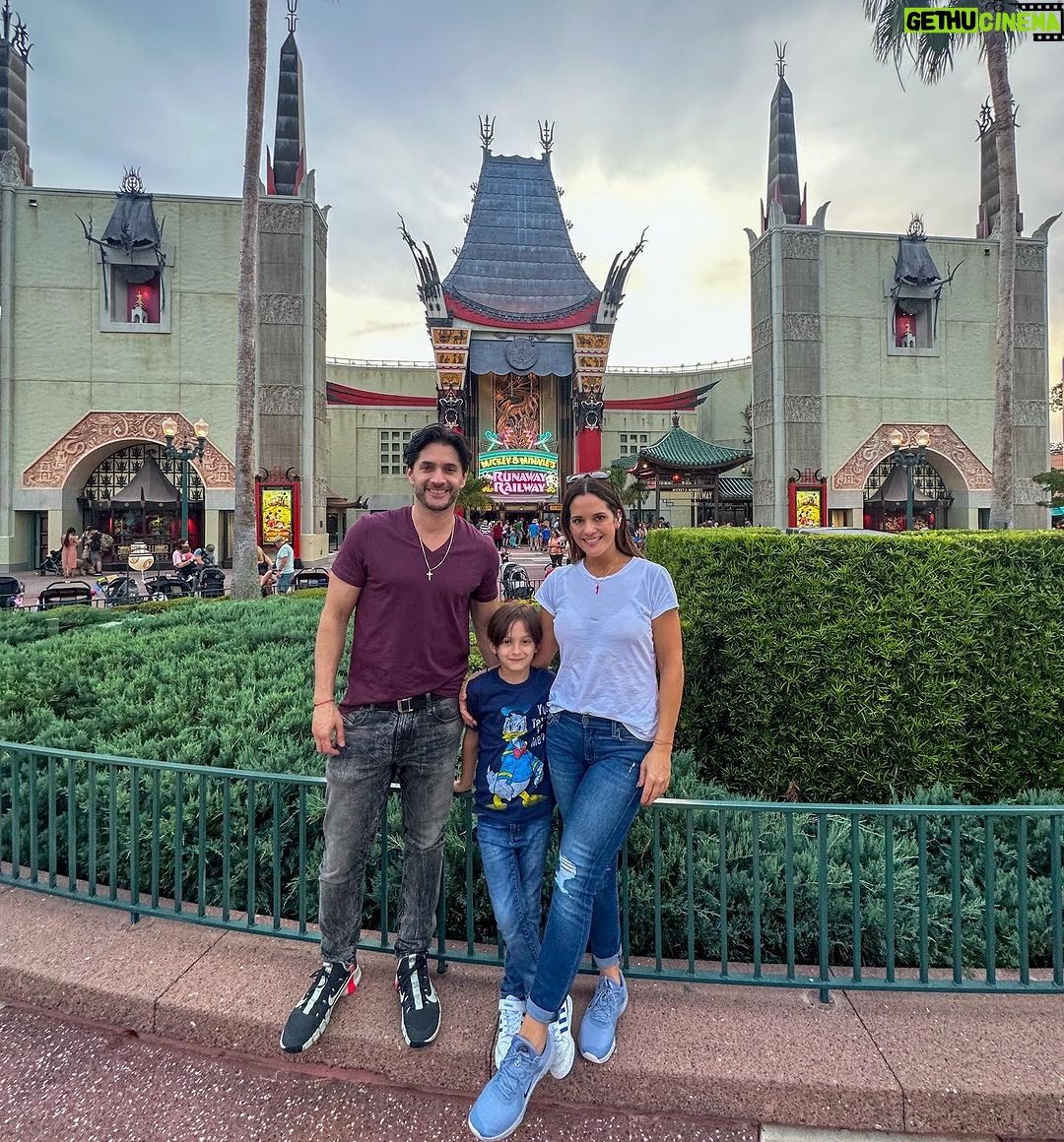 Sabrina Seara Instagram - Celebrando la vida y el pr贸ximo cumplea帽os de Maxi 馃殌鈾ワ笍馃槏 #disney #familia Disney World - Epcot Center