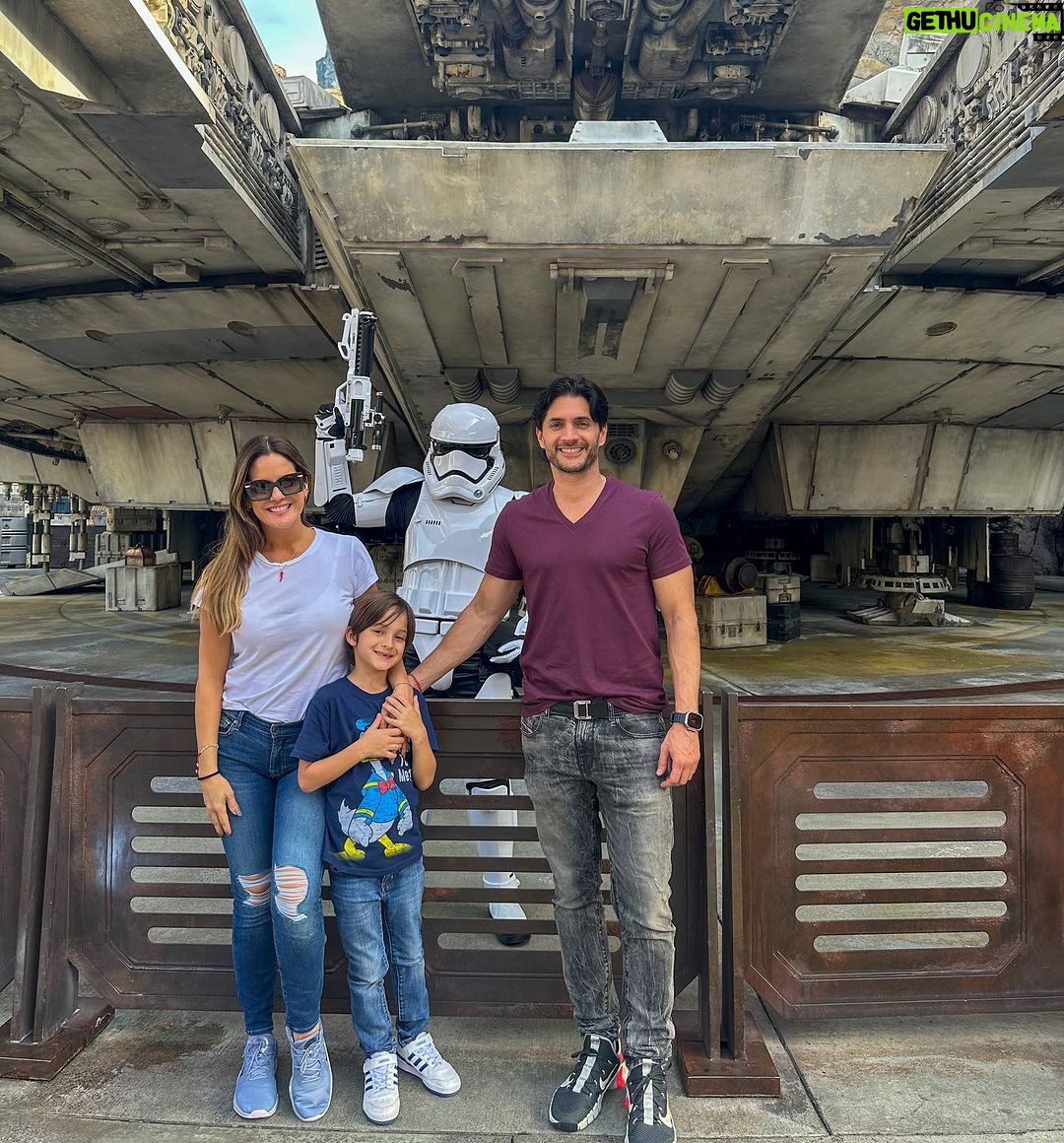 Sabrina Seara Instagram - Celebrando la vida y el pr贸ximo cumplea帽os de Maxi 馃殌鈾ワ笍馃槏 #disney #familia Disney World - Epcot Center