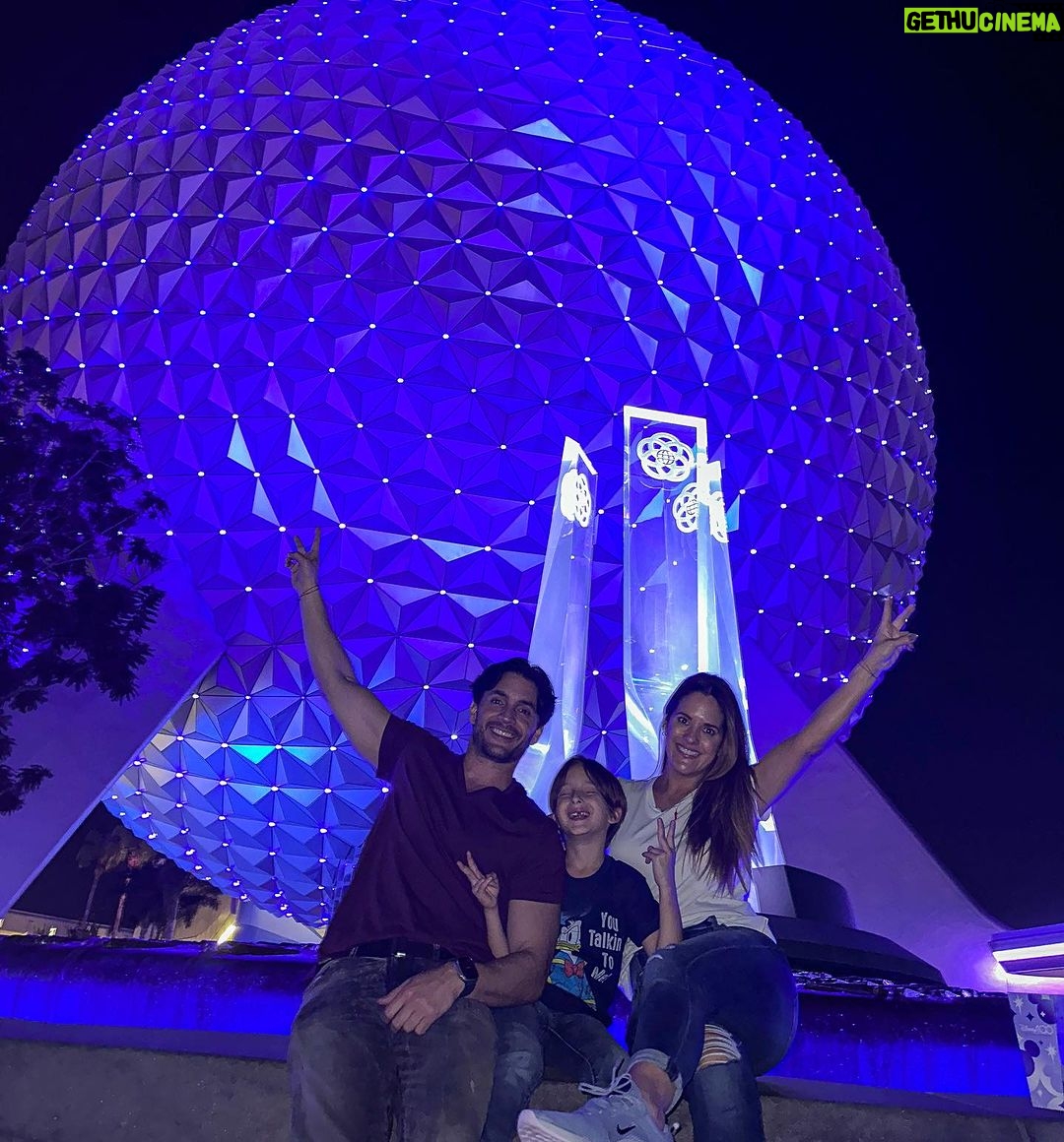 Sabrina Seara Instagram - Celebrando la vida y el pr贸ximo cumplea帽os de Maxi 馃殌鈾ワ笍馃槏 #disney #familia Disney World - Epcot Center