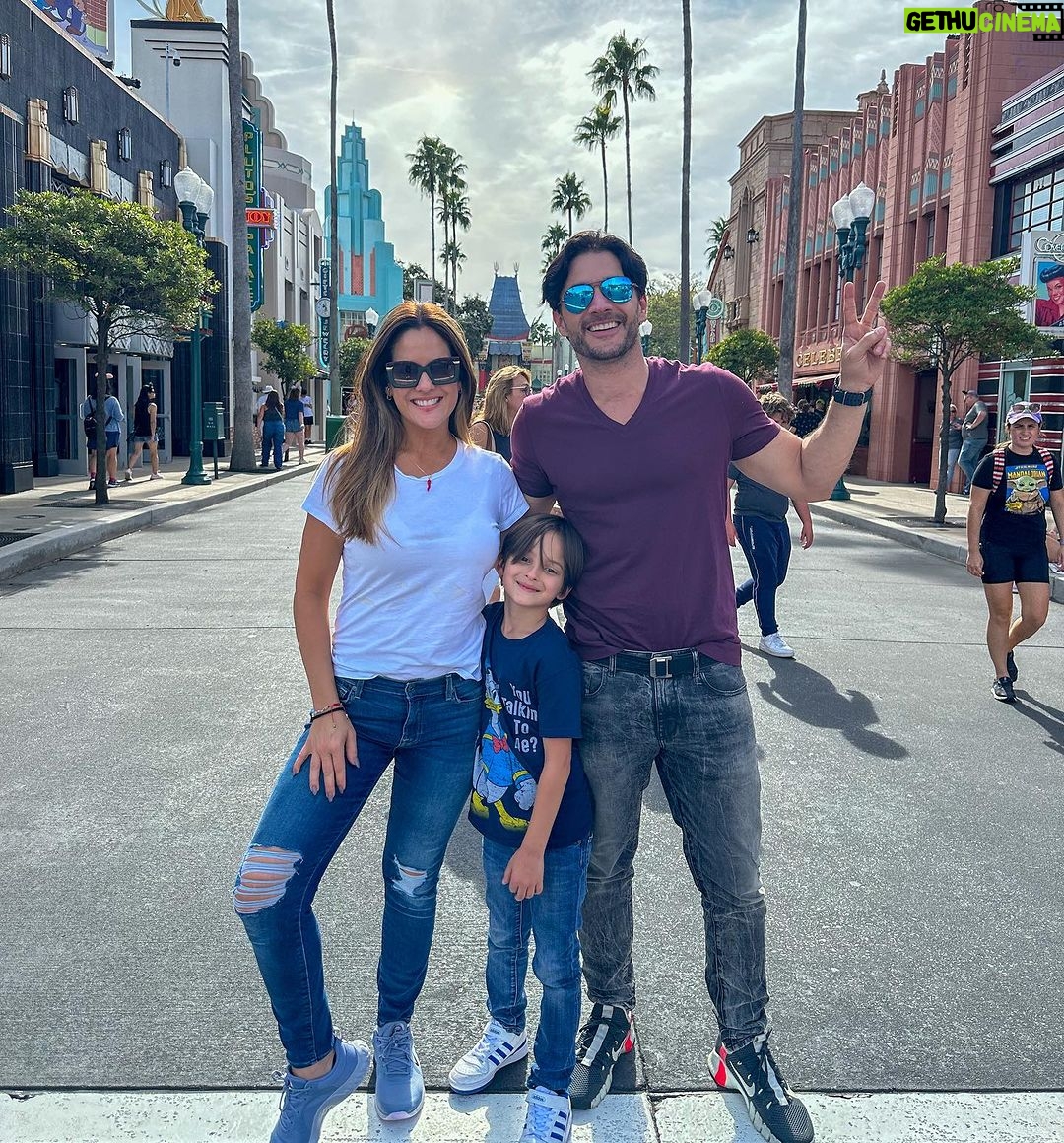 Sabrina Seara Instagram - Celebrando la vida y el pr贸ximo cumplea帽os de Maxi 馃殌鈾ワ笍馃槏 #disney #familia Disney World - Epcot Center