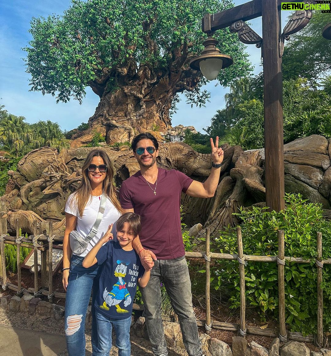 Sabrina Seara Instagram - Celebrando la vida y el pr贸ximo cumplea帽os de Maxi 馃殌鈾ワ笍馃槏 #disney #familia Disney World - Epcot Center