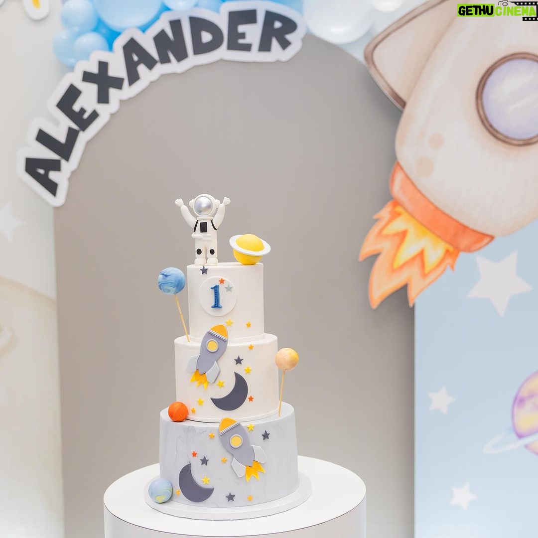 Sabrina Seara Instagram - Spam cumplañero 🪐🚀 esto quedó de otra galaxia , gracias a mis colaboradoras bellas que trabajaron con mucho cariño para hacer el primer año de Alex inolvidable 💕. Lo más importante se lo disfruto al máximo . Parque @marinakidspark Fotografía @habiaunavezunafoto_ Pastel @rumisweets Papelería @bellasiscrafts Recuerdos de salida @otrolevel1 #firsttriparoundthesun #firstyearbirthday #happybirthday