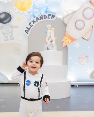 Sabrina Seara Instagram - La última foto lo es todo ❤️

Entre cohetes 🚀 y planetas 🪐 celebramos la primera vuelta al sol del más chiquito de la casa . 

Prepárense para el spam porque todas las fotos están soñadas @habiaunavezunafoto_