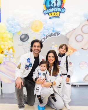 Sabrina Seara Instagram - La última foto lo es todo ❤️

Entre cohetes 🚀 y planetas 🪐 celebramos la primera vuelta al sol del más chiquito de la casa . 

Prepárense para el spam porque todas las fotos están soñadas @habiaunavezunafoto_