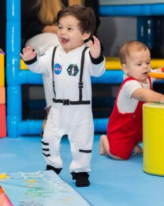 Sabrina Seara Instagram - La última foto lo es todo ❤️ Entre cohetes 🚀 y planetas 🪐 celebramos la primera vuelta al sol del más chiquito de la casa . Prepárense para el spam porque todas las fotos están soñadas @habiaunavezunafoto_ Marina Kids