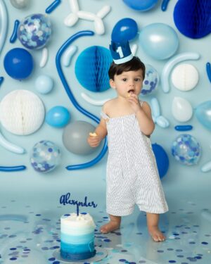 Sabrina Seara Instagram - Mi favorita es la 3 y la tuya ? 

El solecito de esta familia , nuestro bebe arcoíris 🌈 cumple su primer año . 
Derretidos con esta sesión de fotos tan divina que hicimos para celebrar el primer año de nuestro amado Alex ! . 

Gracias @openstudiomc por ser tan pacientes y cariñosos con nuestros pequeños . 

#birthdayboy #oneyearold #smashthecake