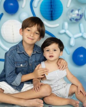 Sabrina Seara Instagram - Mi favorita es la 3 y la tuya ? 

El solecito de esta familia , nuestro bebe arcoíris 🌈 cumple su primer año . 
Derretidos con esta sesión de fotos tan divina que hicimos para celebrar el primer año de nuestro amado Alex ! . 

Gracias @openstudiomc por ser tan pacientes y cariñosos con nuestros pequeños . 

#birthdayboy #oneyearold #smashthecake