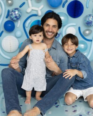 Sabrina Seara Instagram - Mi favorita es la 3 y la tuya ? 

El solecito de esta familia , nuestro bebe arcoíris 🌈 cumple su primer año . 
Derretidos con esta sesión de fotos tan divina que hicimos para celebrar el primer año de nuestro amado Alex ! . 

Gracias @openstudiomc por ser tan pacientes y cariñosos con nuestros pequeños . 

#birthdayboy #oneyearold #smashthecake