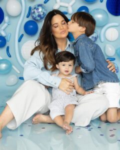 Sabrina Seara Instagram - Mi favorita es la 3 y la tuya ? El solecito de esta familia , nuestro bebe arcoíris 🌈 cumple su primer año . Derretidos con esta sesión de fotos tan divina que hicimos para celebrar el primer año de nuestro amado Alex ! . Gracias @openstudiomc por ser tan pacientes y cariñosos con nuestros pequeños . #birthdayboy #oneyearold #smashthecake