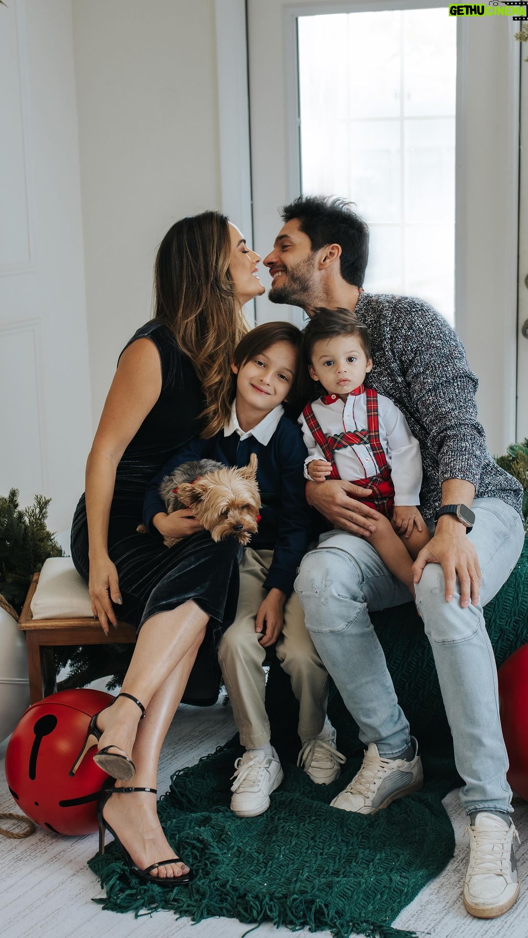 Sabrina Seara Instagram - Ya podemos decir que estamos en navidad verdad ? La Navidad llena nuestros corazones de alegría , no importa cuantos regalos recibamos , el mejor presente siempre será celebrar y disfrutar junto a los seres que amamos . Video @anabelasalcedo para sesión de fotos @natasharceu_photography