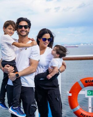 Sabrina Seara Instagram - Alaska es nuestro destino y tú cuál escogerías? 

Todos a bordo 🛟 que comience la diversión! 
#quantumoftheseas Alaska con 
@royalcaribbeanlam 
 #royalpartner

La última foto 🤤💓