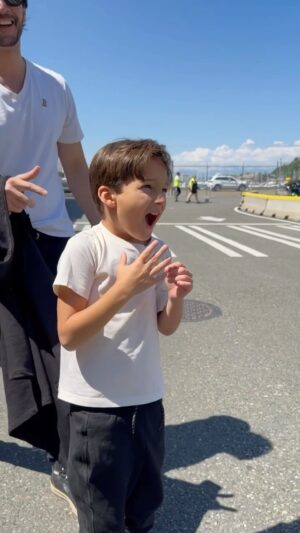 Sabrina Seara Instagram - SORPRESA 🫢 

Max es súper fan de los barcos, cruceros y el Titanic que mejor viaje que  #quantumoftheseas de  @royalcaribbeanlatam por todo #alaska para vivir una experiencia única e inolvidable en su vida . 
#royalpartner

Estén atentos a nuestras historias para que disfruten con nosotros esta Increíble aventura!