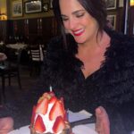 Sabrina Seara Instagram – QUE HARÍAS SOLA EN VEGAS BABY ? 

#Vegas #monatreunion2023