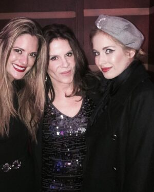 Sabrina Seara Instagram - Amanecí con la triste notica que nuestra amada  Rebeca Jones ya no está. 
Confieso que leer este titular es algo que me ha pegado mucho, la mejor madre de novela , maestra y gran amiga para mi . 

Como en mi ultima foto así te imagino y recordare ….🌹 

Vuela alto Rebe .