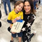 Sabrina Seara Instagram - Y la mamá también recibe reconocimiento? 😜 No puedo estar más orgullosa de mi Maxi ❤️ El esfuerzo que ha puesto estos meses por nivelarse después de tantos cambios y además obtener el reconocimiento de Honor Roll en su clase . Mama orgullosa 📚 Sus triunfos también son nuestros!