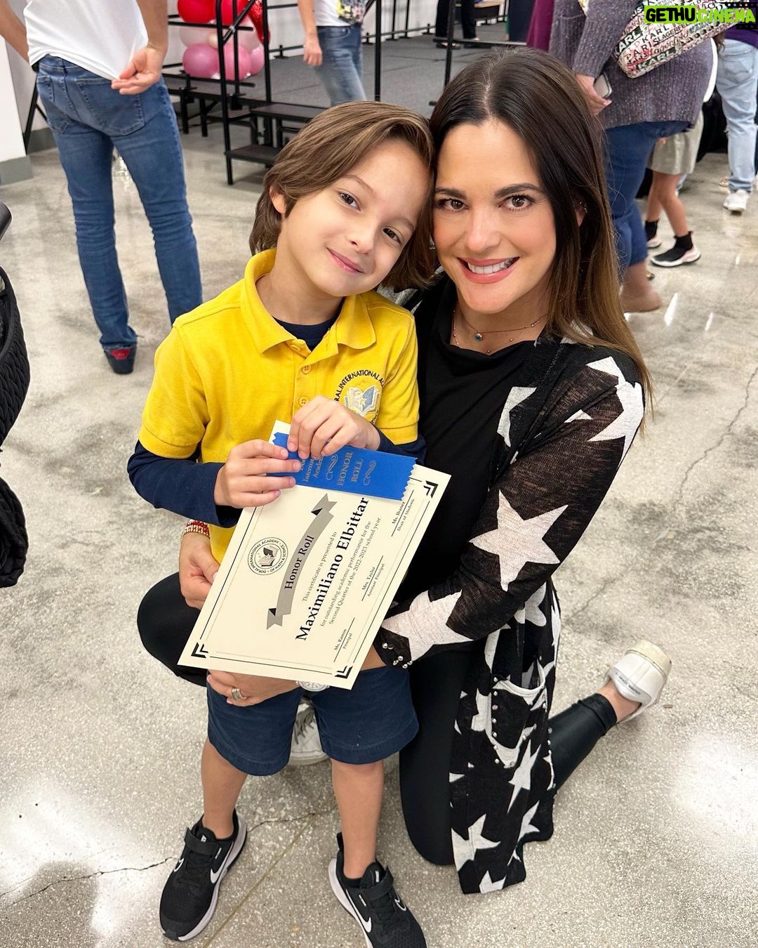 Sabrina Seara Instagram - Y la mamá también recibe reconocimiento? 😜 No puedo estar más orgullosa de mi Maxi ❤️ El esfuerzo que ha puesto estos meses por nivelarse después de tantos cambios y además obtener el reconocimiento de Honor Roll en su clase . Mama orgullosa 📚 Sus triunfos también son nuestros!