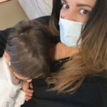 Sabrina Seara Instagram - Le pregunté como te sientes ? ( para enviárselo a Daniel ) y no me espere esa fuera su respuesta ! Después de una larga noche con fiebre y malestar terminamos en el Doctor , sus palabras fueron más que suficientes para sentirme la mujer más afortunada . Y pues si , eso somos todas las madres SÚPER MUJERES CON CAPA 🦸‍♂️ capaces de todo por nuestros pequeños. 🙏🏻 Gracias a Dios Max está mejor