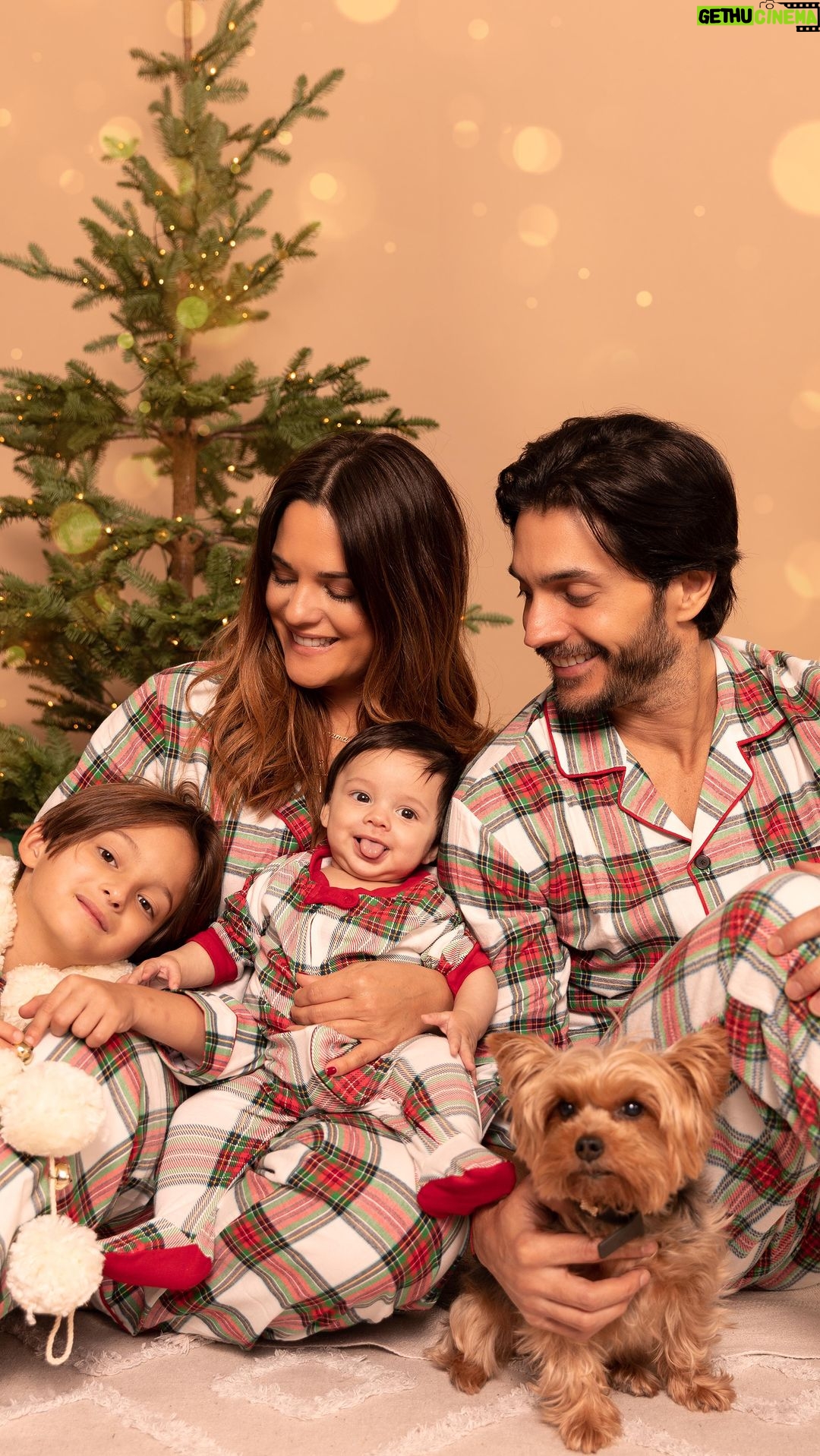 Sabrina Seara Instagram - La familia creció y no podemos estar más felices de celebrar nuestra primera navidad con este regalo adelantado que llego en julio ! Gracias @irenetorresphotography & @byjuano por este recuerdo tan hermoso 📸