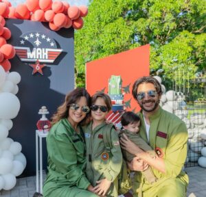 Sabrina Seara Instagram - FELICES 6 MAXI 🥳

Al mejor estilo de TOP GUN
Celebramos el cumple #6 de Maxi Maverick y por primera vez Alex nos acompaña a soplar las velitas 🧁
 
Gracias @freshmindsevents por este montaje ten divino . 

📌
fotos by  @gabyvalladaresphotography 
( Que placer trabajar contigo ) 

Mañana les comparto mas fotos de este día tan especial para esta familia.