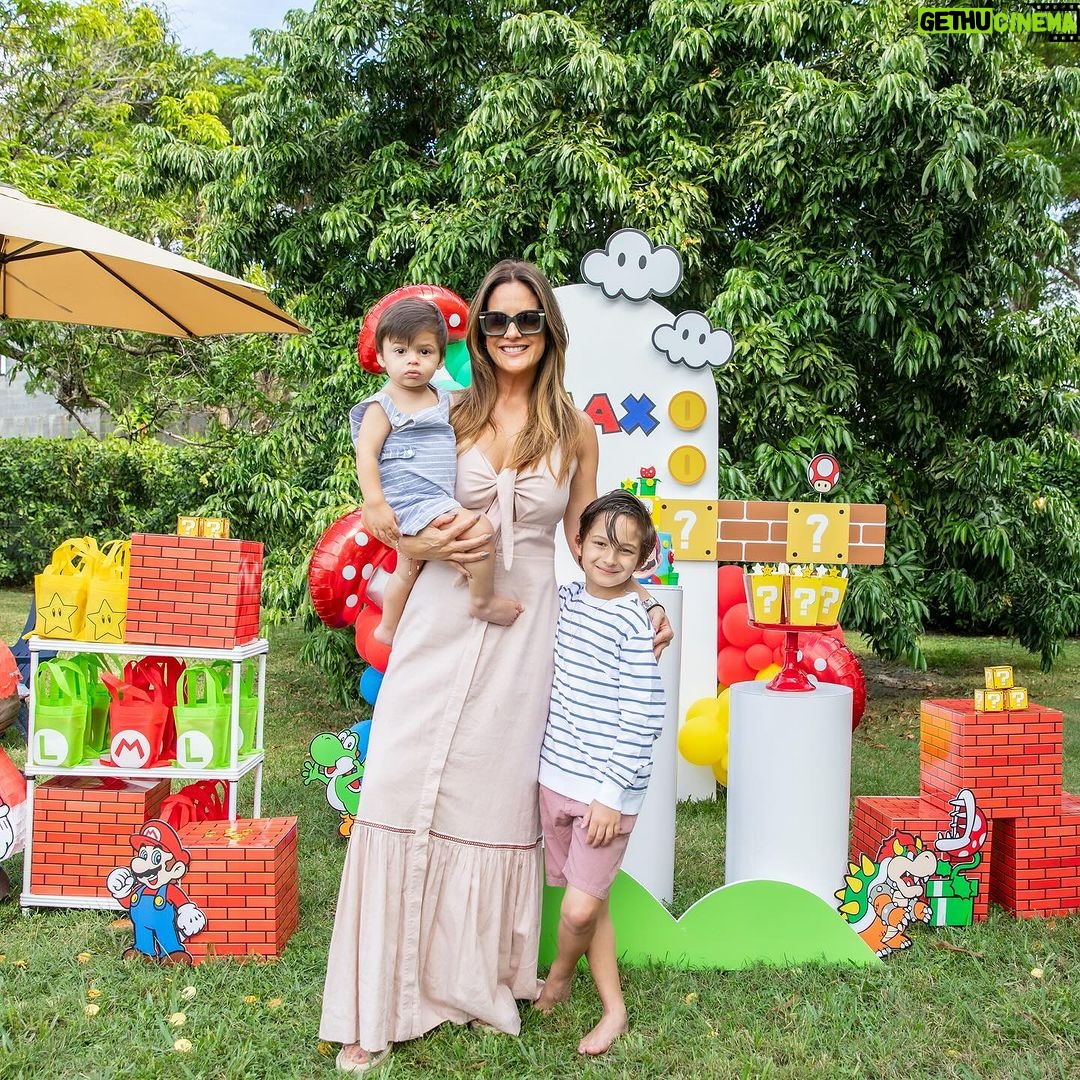 Sabrina Seara Instagram - Cuál es tu favorita? Maxis Birthday 🎮🍕🧱🍄 Foto 1 con mis Príncipes Foto 2 Alex buscando los tequeños de @antanasbites Foto 3 Maxi con su obra maestra @ft.colour Foto 4 Maxi feliz con su decoración Mario @freshmindsevents y cake @rumisweets Foto 5 Warrior Foto 6 Maxi con modelando con su primo Lukas en @oh_playful Foto 7 Maxi y sus niñas favoritas Foto 8 Mamá intensa gritando dale duro 🪅 Foto 9 Maxi & Kiki ❤️ Foto 10 ese beso pago el cumpleaños 😜 Gracias por las fotos @irenetorresphotography
