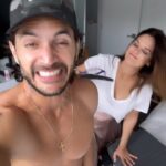 Sabrina Seara Instagram - Mi gente nos vamos de vacaciones 😂 Que Team eres ? Reviso teléfono No reviso teléfono @danielelbittar