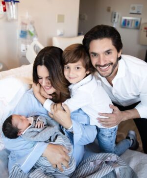 Sabrina Seara Instagram - Te esperamos con todo el amor e ilusión del mundo durante meses, hoy eres la realidad más hermosa que llego a complementar la felicidad de esta familia 💙
Que bendición tenerte hijo mío .
Te amamos 

@irenetorresphotography 

@danielelbittar