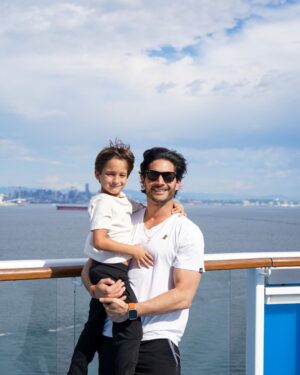 Sabrina Seara Instagram - Alaska es nuestro destino y tú cuál escogerías? 

Todos a bordo 🛟 que comience la diversión! 
#quantumoftheseas Alaska con 
@royalcaribbeanlam 
 #royalpartner

La última foto 🤤💓