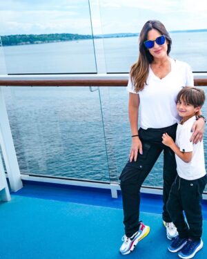 Sabrina Seara Instagram - Alaska es nuestro destino y tú cuál escogerías? 

Todos a bordo 🛟 que comience la diversión! 
#quantumoftheseas Alaska con 
@royalcaribbeanlam 
 #royalpartner

La última foto 🤤💓