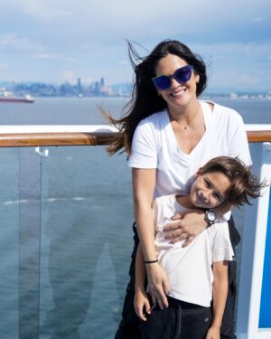 Sabrina Seara Instagram - Alaska es nuestro destino y tú cuál escogerías? 

Todos a bordo 🛟 que comience la diversión! 
#quantumoftheseas Alaska con 
@royalcaribbeanlam 
 #royalpartner

La última foto 🤤💓