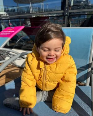Sabrina Seara Instagram - Alaska es nuestro destino y tú cuál escogerías? 

Todos a bordo 🛟 que comience la diversión! 
#quantumoftheseas Alaska con 
@royalcaribbeanlam 
 #royalpartner

La última foto 🤤💓