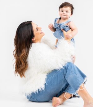 Sabrina Seara Instagram - Hola Instagram ! 

Cuando les dicen que el tiempo vuela CRÉANLO ! 

En que momento estos cachetes crecieron tan rápido . 
9 meses y 3 semanas 

Primer año celebrando ser tu Mamá . Te amo mi bebe arcoíris 🌈 

@irenetorresphotography 

#happymothersday #ninemonthold