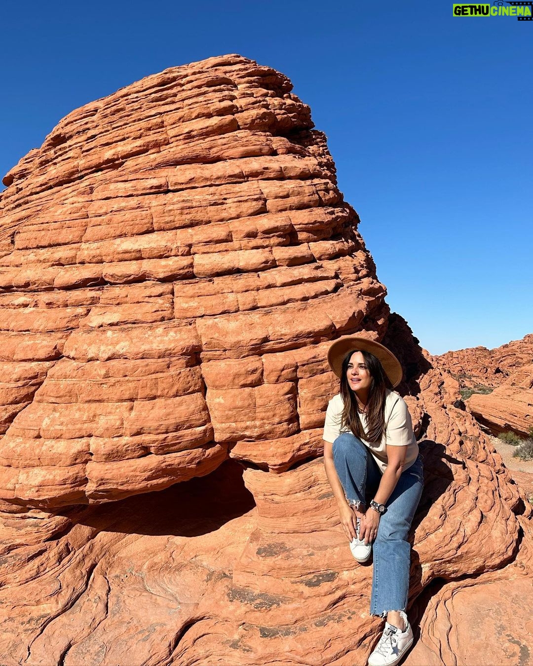 Sabrina Seara Instagram - Quien canta ? 🎶 … Morena mía Si esto no es felicidad Que baje Dios y lo vea, y aunque no se lo crea Esto es gloria 🎶 #ValleyofFire #noseaslocachica #ᴍᴏɴᴀᴛʀᴇᴜɴɪᴏɴ #lasvegasstrip Valley of Fire, Nevada