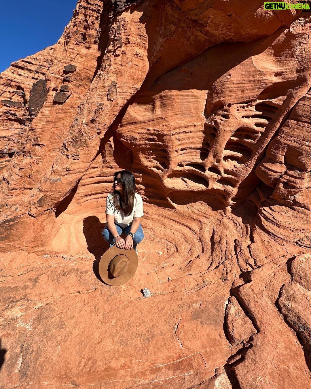 Sabrina Seara Instagram - Quien canta ? 🎶 … Morena mía Si esto no es felicidad Que baje Dios y lo vea, y aunque no se lo crea Esto es gloria 🎶 #ValleyofFire #noseaslocachica #ᴍᴏɴᴀᴛʀᴇᴜɴɪᴏɴ #lasvegasstrip Valley of Fire, Nevada
