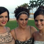 Sabrina Seara Instagram - Amanecí con la triste notica que nuestra amada Rebeca Jones ya no está. Confieso que leer este titular es algo que me ha pegado mucho, la mejor madre de novela , maestra y gran amiga para mi . Como en mi ultima foto así te imagino y recordare ….🌹 Vuela alto Rebe .