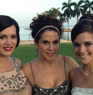 Sabrina Seara Instagram - Amanecí con la triste notica que nuestra amada  Rebeca Jones ya no está. 
Confieso que leer este titular es algo que me ha pegado mucho, la mejor madre de novela , maestra y gran amiga para mi . 

Como en mi ultima foto así te imagino y recordare ….🌹 

Vuela alto Rebe .