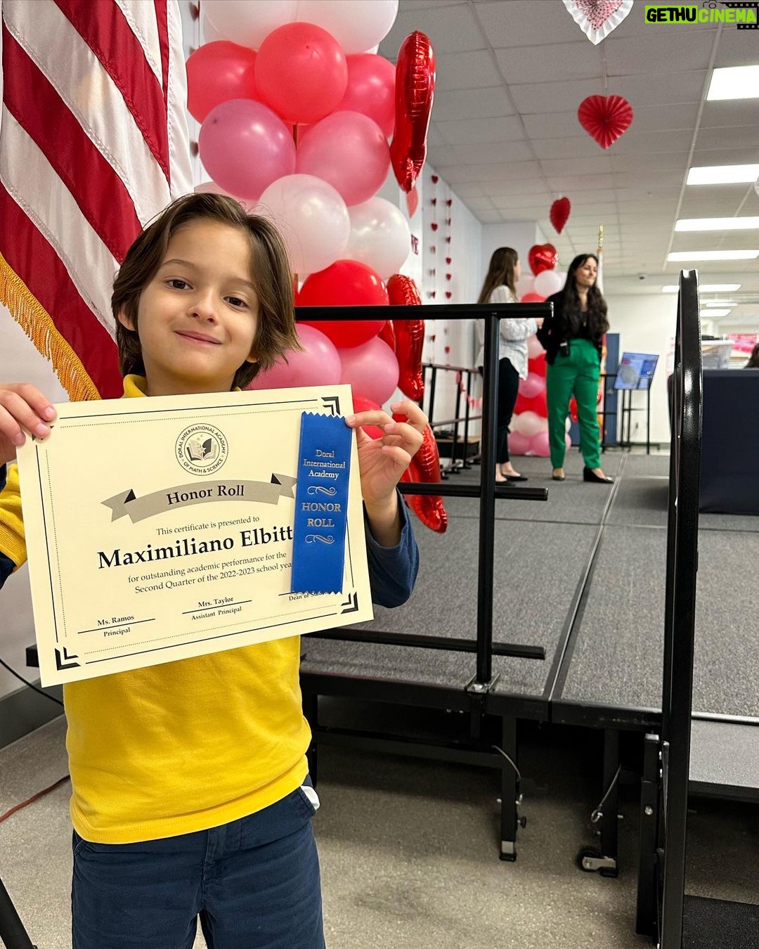 Sabrina Seara Instagram - Y la mamá también recibe reconocimiento? 😜 No puedo estar más orgullosa de mi Maxi ❤️ El esfuerzo que ha puesto estos meses por nivelarse después de tantos cambios y además obtener el reconocimiento de Honor Roll en su clase . Mama orgullosa 📚 Sus triunfos también son nuestros!