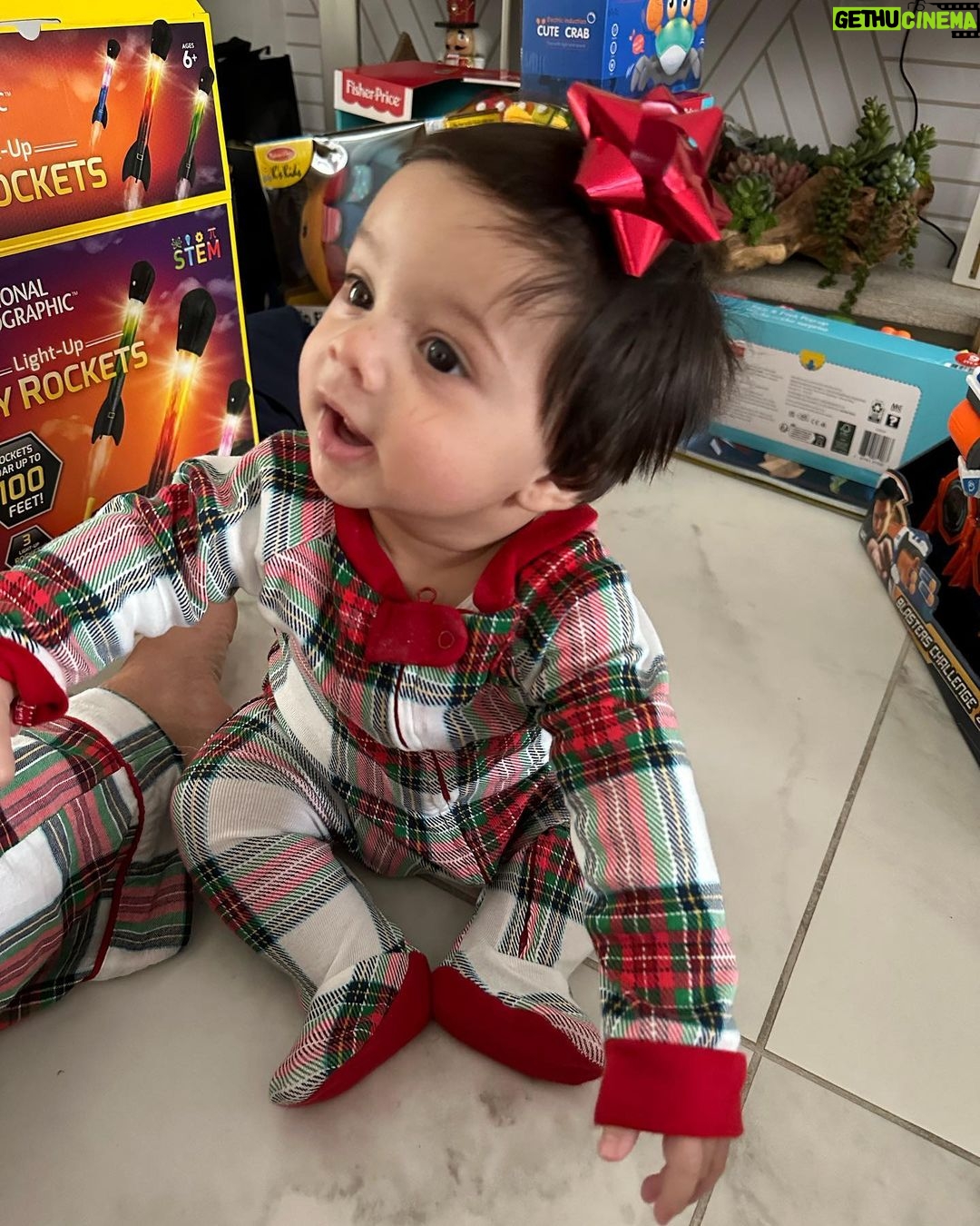 Sabrina Seara Instagram - Que les parece mi regalos de Navidad? Foto #2 Hoy 25 de diciembre, el día más especial del año celebramos con mucha ilusión, sonrisas y toneladas amor la llegada de Santa 🎅🏼. Feliz Navidad Instafamilia ❤️ Cuéntame cómo pasas este día ? 🎄🎅🏼🎄
